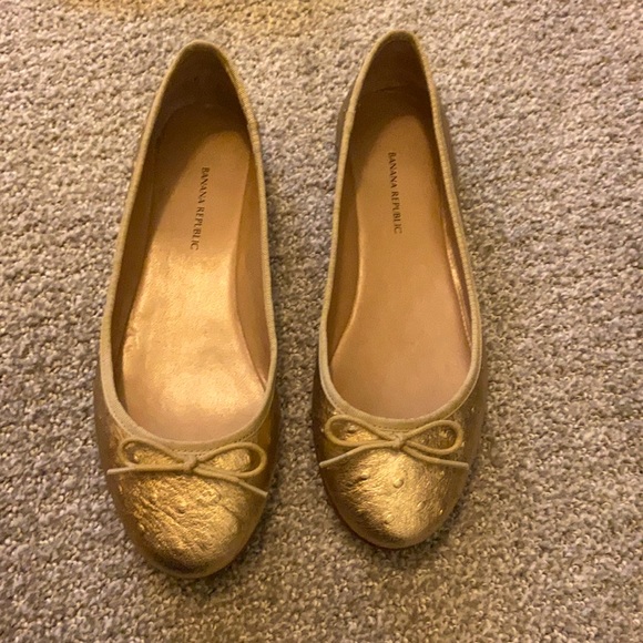 Banana Republic Shoes - EUC worn once Banana Republic ballet flats gold